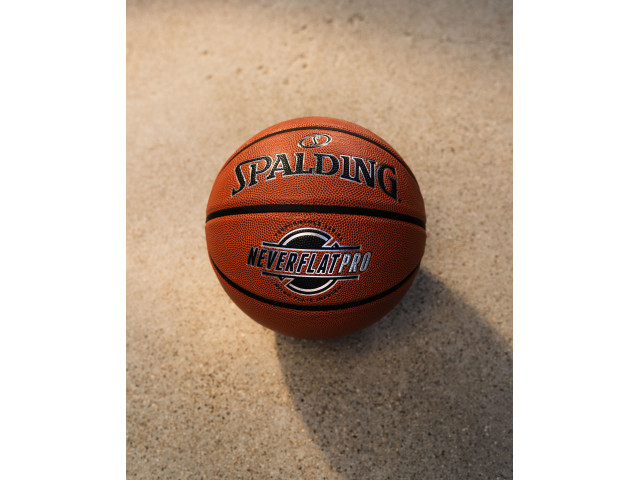 Spalding NeverFlat Pro - Універсальний Баскетбольний М'яч 